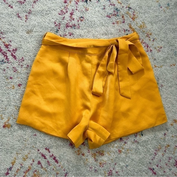 L'Academie The Londyn Short in Yellow Satin sz XS - Picture 2 of 4